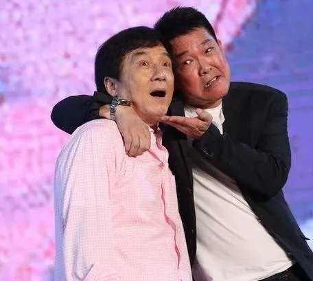 成龙被反派踹尿血：元彪曝成龙拍打戏被翻牌打晕