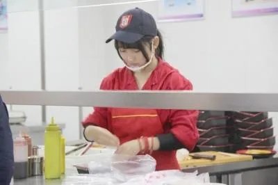 扬州高校＂食堂女神＂走红 网友感叹有清纯初恋感觉
