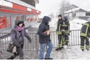 瑞士滑雪胜地雪崩造成了什么严重后果？