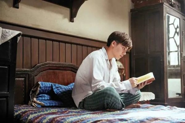 李易峰说一起唱歌的人多就不紧张了,说说他这是第几次参加春晚了?