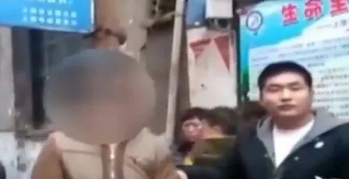 人贩子当街掳小孩丧尽天良！  路人挺身而出将其就地正法