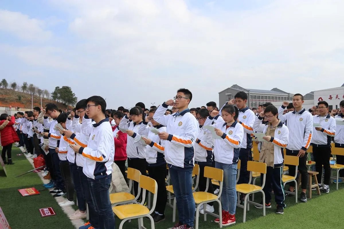 高考考场发复读传单被城管撕毁,你觉得这做法解气吗?
