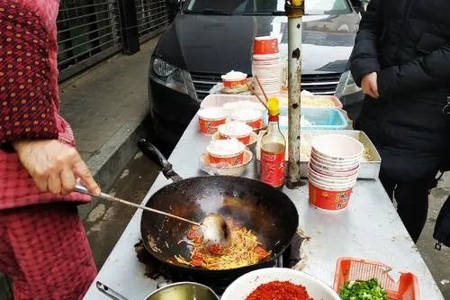 卖炒饭收款码被人掉包，网友却都在关注每天千元收入？