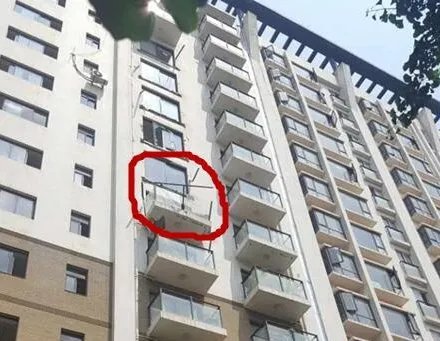 小区阳台集体垮塌是怎么回事?