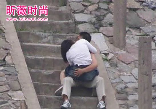 惊!小情侣大庭广众下竟来真的：情侣不雅行为实拍