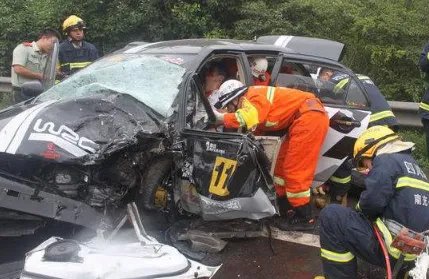 四川南充一小客车出车祸致2死6伤，此事故是因何导致的？