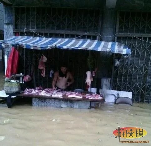 7寸高跟鞋踩别人啥感角?瞬间热辣雷人囧图