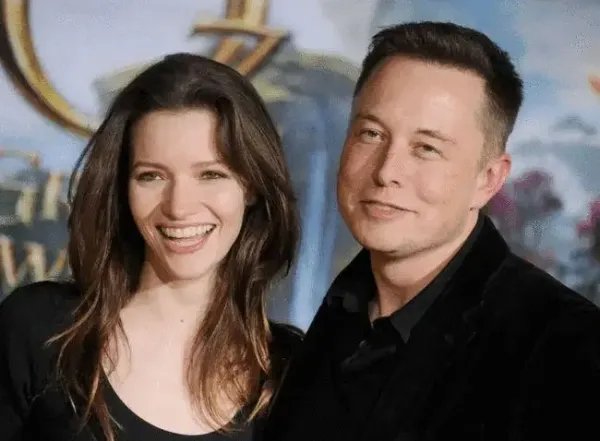 马斯克宣布和“怪妹”女友格莱姆斯分手，两人分手的原因是什么？