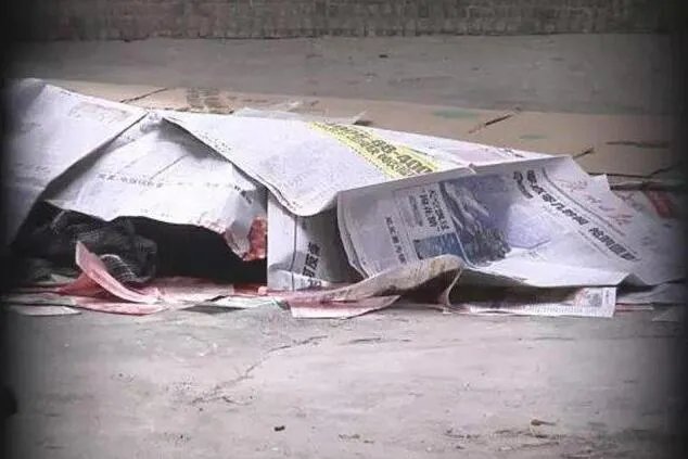高楼坠亡洒落现金 男子因何离奇坠楼?