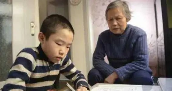 安徽一位奶奶偷窃甩锅孙子，这位老人这么做合适吗？
