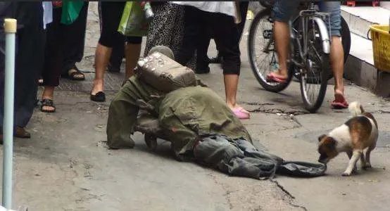 乞讨老汉拦车被撞严重不？