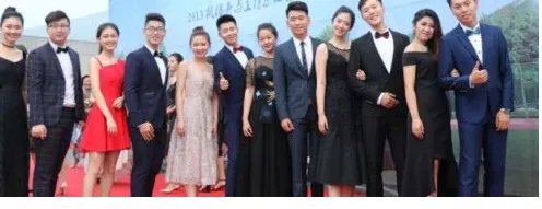 毕业生盛装走红毯是怎么回事?