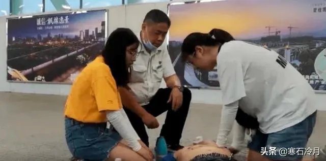 医学生救人无效遭恶评后，学校将授她们特别奖。你如何看此事？