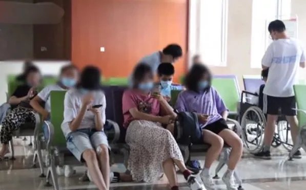 高考生扎堆割双眼皮男生占20%，这说明什么？