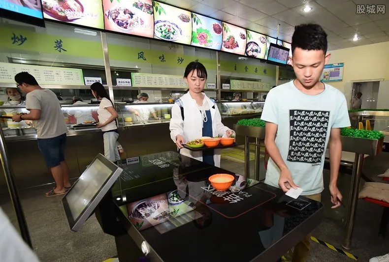 食堂用餐华为半价 某高校推出用华为手机享受半价优惠