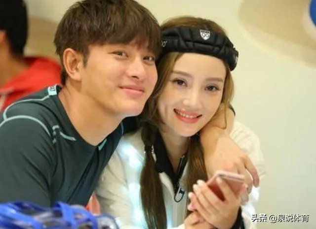 贾乃亮李小璐关系破冰?两人一起陪甜馨玩耍,离婚后首次同框,你怎么评价?