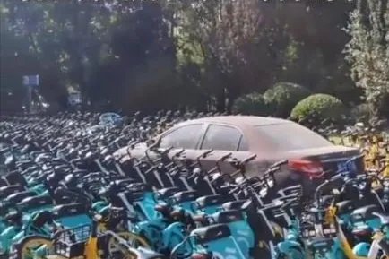 私家车被共享单车层层包围,产生这种现象究竟是谁的问题?