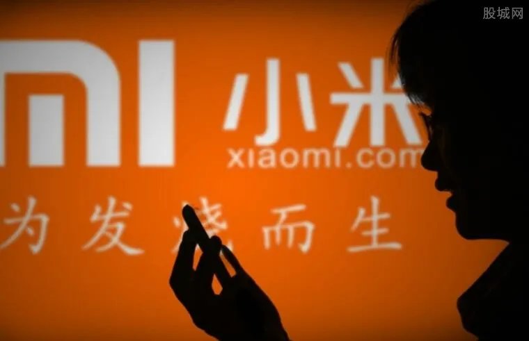 雷军向华为宣战 发布会现场放狠话不服就干