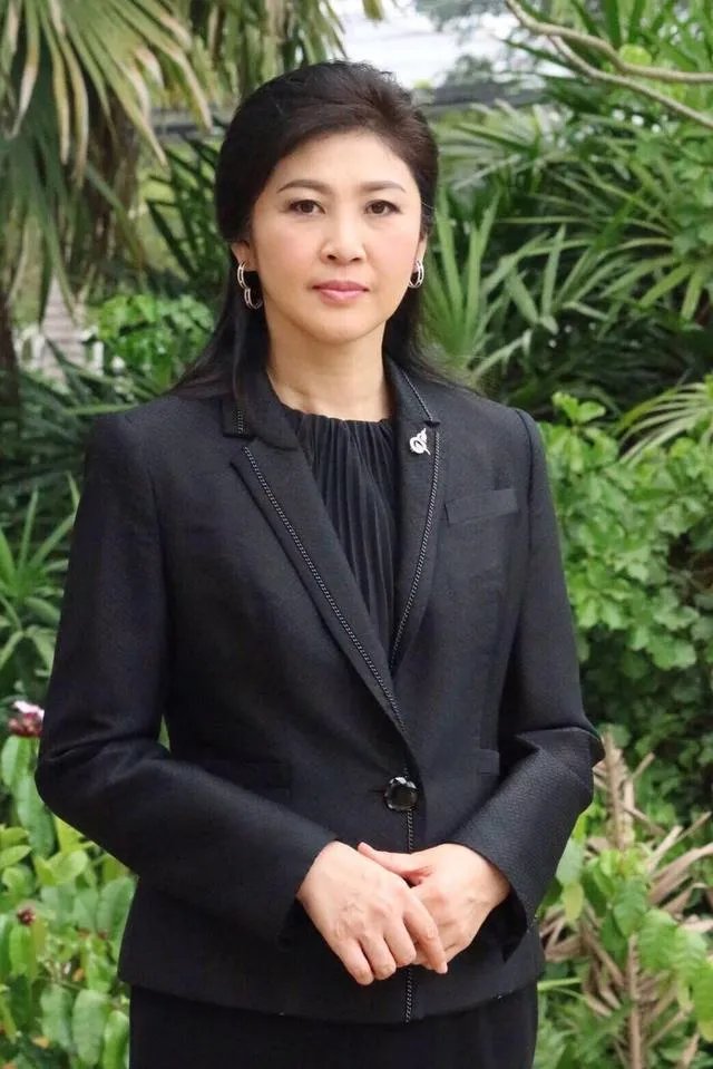 英拉现身英国商场