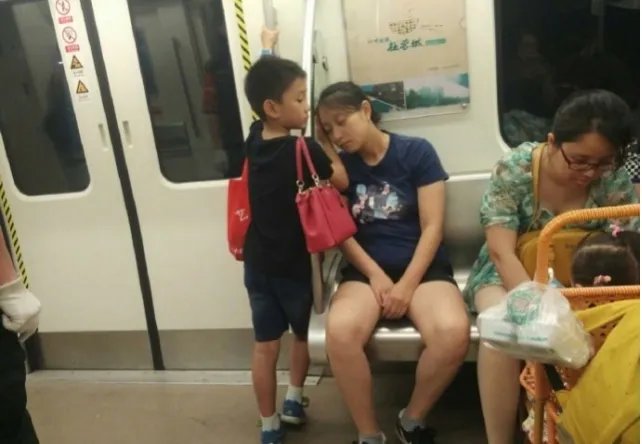 成都地铁小暖男是怎么回事?