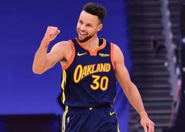 詹姆斯支持库里当选MVP,你觉得库里今年的表现如何?