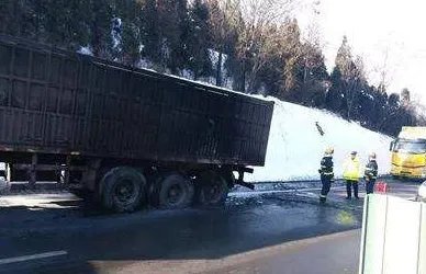 高速驶来火轮车，高速上发生事故后该怎么办？