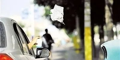 重庆整治车窗抛物 严格依法追究司机扣2分罚200