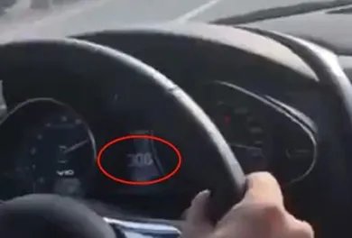 自拍奥迪r8飙车是怎么回事？