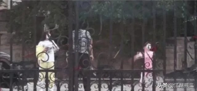 贾乃亮李小璐关系破冰?两人一起陪甜馨玩耍,离婚后首次同框,你怎么评价?
