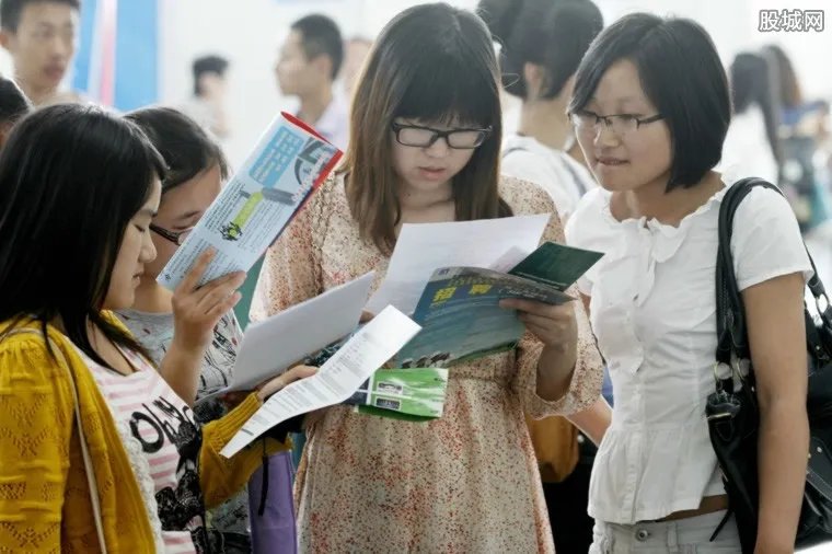 大学生期望的月薪 哪个行业是大学生求职首选?