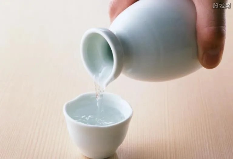 拍老师醉态遭围殴 男子身上多处受伤且心脏病突发