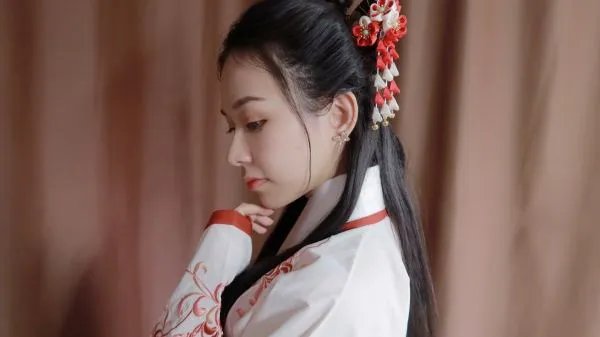 网红模特自称拥有世界最大脸颊,现在的网红为什么都以小脸为美?