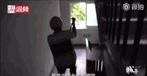 单腿小哥送外卖是什么情况:一条腿和一副拐杖送餐及时