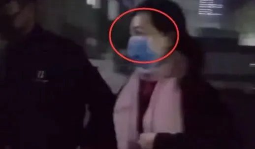 冯妈妈探望赵丽颖低调大气:冯绍峰拎着补品跟随