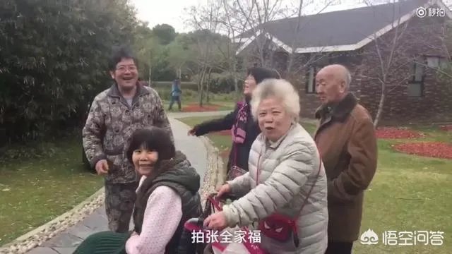76岁的婆婆推着儿媳看樱花满脸幸福，你羡慕这样的婆婆吗？