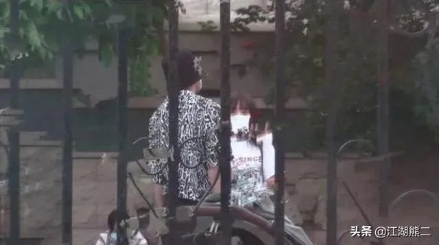 贾乃亮李小璐关系破冰?两人一起陪甜馨玩耍,离婚后首次同框,你怎么评价?