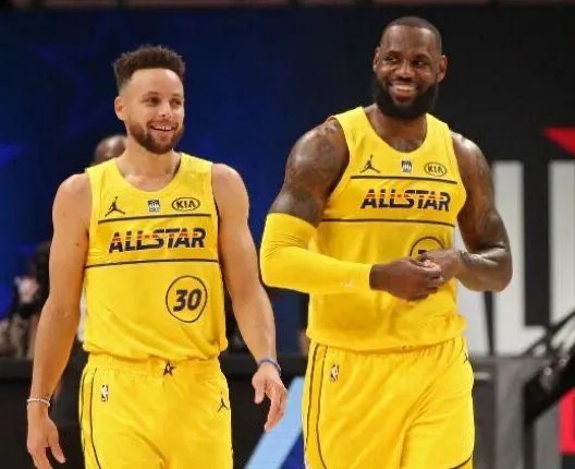 詹姆斯支持库里当选MVP,你觉得库里今年的表现如何?