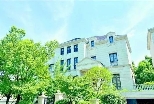 别墅被侵占拍剧房主索赔300万是怎么回事？