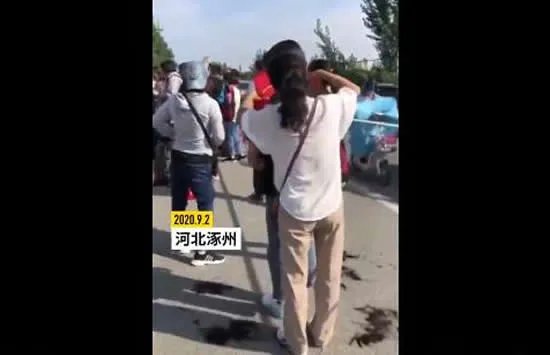 老师回应家长校门口给孩子剪发 网友：为什么非要盯着头发不放？