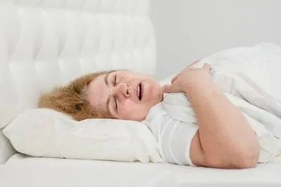 女人睡觉打呼噜是什么原因造成的