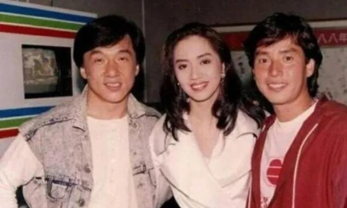 成龙给向华强下跪图怎么回事 事件原因是什么