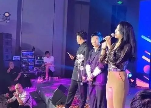 42岁王蓉签约白小白,从明星变网红,一代神曲天后没落了?