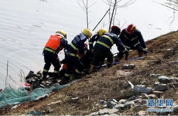 客车坠湖致18人死 湖北客车坠湖事件细节