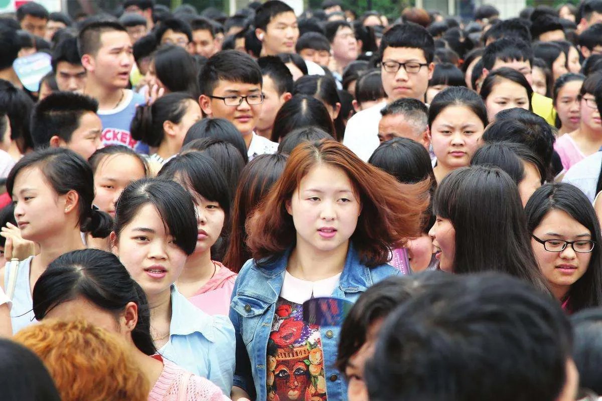 高考考场发复读传单被城管撕毁,你觉得这做法解气吗?