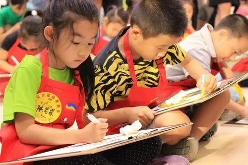 父亲欲接下跳楼的女儿被砸身亡，具体是什么情况？