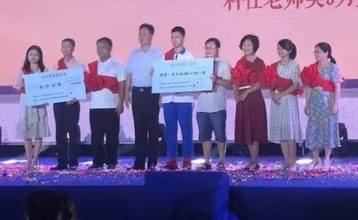广东教育局是如何回应两名高考学霸各被奖一套房的？