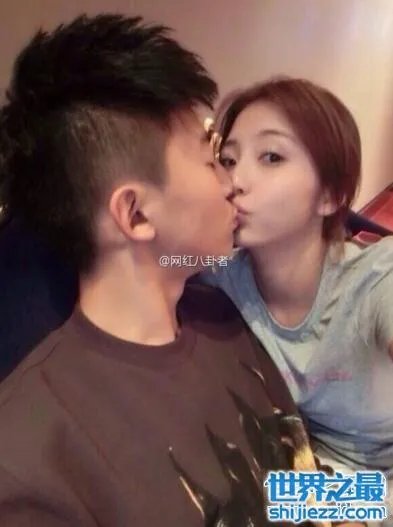 王思聪豆得儿舔龙根，王思聪现身豆得儿直播间 