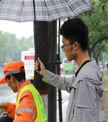 大学生为保洁撑伞是怎么回事？