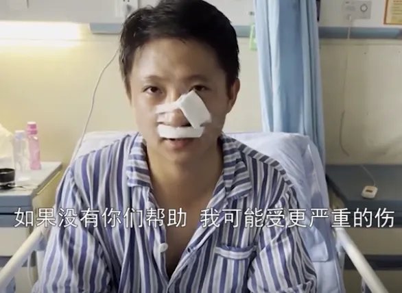 男子街头持刀追砍女生，交警上前阻止被砍伤，面对极端者如何自保？