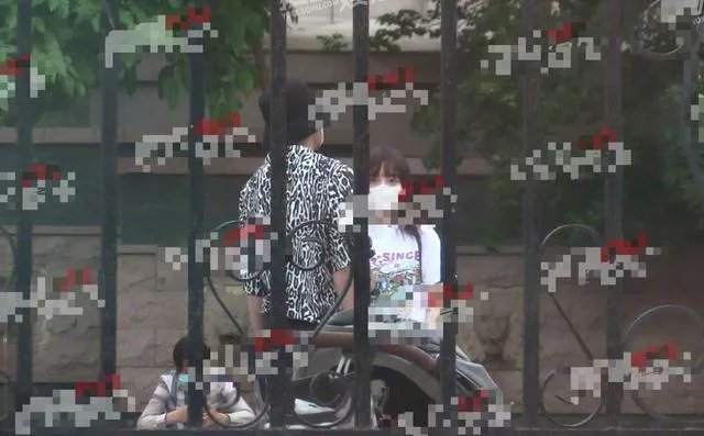 贾乃亮李小璐关系破冰?两人一起陪甜馨玩耍,离婚后首次同框,你怎么评价?